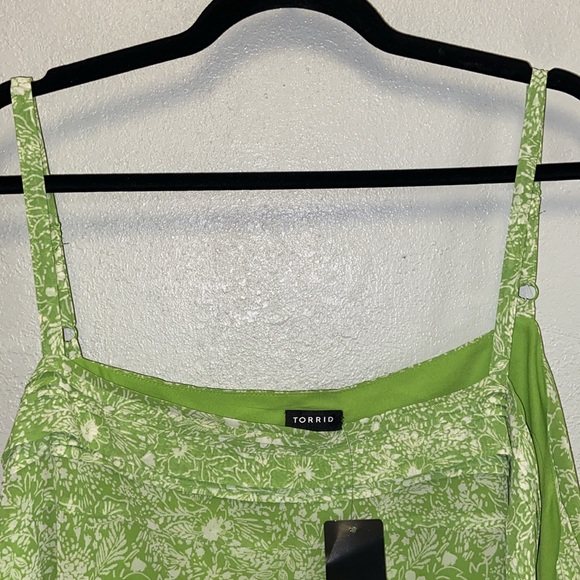 Torrid 3X Pin Tuck Square Neck Green Floral chiffon lined Camisole: 3511 - Picture 5 of 15